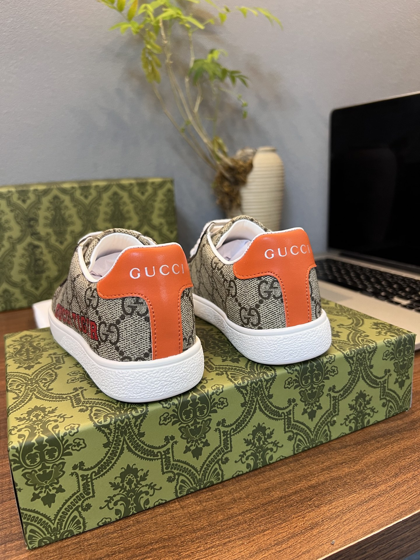 Children's shoes child